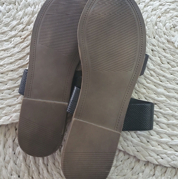 Black ShoeDazzle Toestrap Sandals 9.5 - Picture 2 of 3